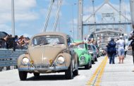 Ponte Hercílio Luz é reaberta com desfile de carros antigos